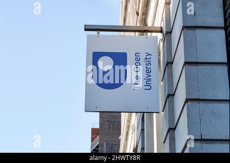 Belfast, Großbritannien - 19. Februar 2022: Das Zeichen für die Open University in Belfast. Stockfoto