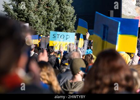 Seattle, USA. 5. März 2022. Der Stand mit Ukraine Rallye in der Innenstadt. Stockfoto