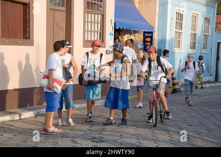 Mittelschüler wandern und radeln von der Schule nach Hause in Riberao da Ilha, Santa Catarina, Brasilien Stockfoto