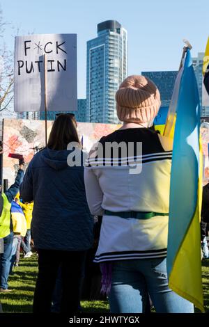 Seattle, USA. 5. März 2022. Der Stand mit Ukraine Rallye in der Innenstadt. Stockfoto