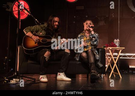 Halestorm (Lzzy Hale und Joe Pottinger) - akustisches Set während eines Abends mit Halestorm, Birmingham O2 Academy, 2.. März 2022 Stockfoto