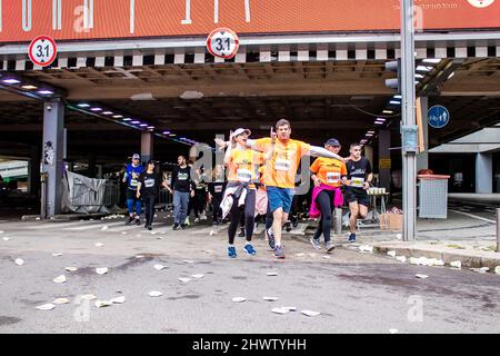 Tel Aviv, Israel - 25. Februar 2022 Läufer auf der Straße von Tel Aviv beim Marathon, der am 25. Februar nach einer einjährigen Pause stattfindet Stockfoto