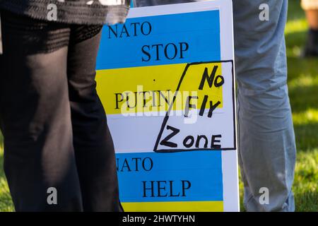 Seattle, USA. 5. März 2022. Der Stand mit Ukraine Rallye in der Innenstadt. Stockfoto