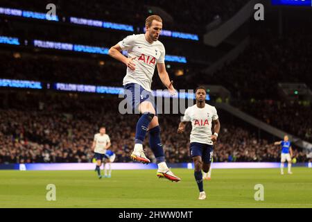 London, Großbritannien. 07. März 2022. Harry Kane von Tottenham Hotspur feiert den dritten Treffer seines Teams. Premier League Spiel, Tottenham Hotspur gegen Everton im Tottenham Hotspur Stadium in London am Montag, 7.. März 2022. Dieses Bild darf nur für redaktionelle Zwecke verwendet werden. Nur zur redaktionellen Verwendung, Lizenz für kommerzielle Nutzung erforderlich. Keine Verwendung bei Wetten, Spielen oder Veröffentlichungen in einem Club/einer Liga/einem Spieler. PIC von Steffan Bowen/Andrew Orchard Sports Photography/Alamy Live News Credit: Andrew Orchard Sports Photography/Alamy Live News Stockfoto