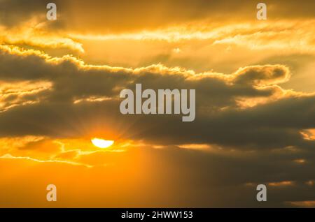 Birling Gap, Eastbourne, East Sussex, Großbritannien. 7. März 2022. Die Sonne geht hinter den sich klärenden Wolken unter, während die Temperatur einige Grad über dem Gefrierpunkt sinkt. Monster in den Wolken. Herrlicher Abschluss des Tages an der Südküste. Kredit: David Burr/Alamy Live Nachrichten Stockfoto