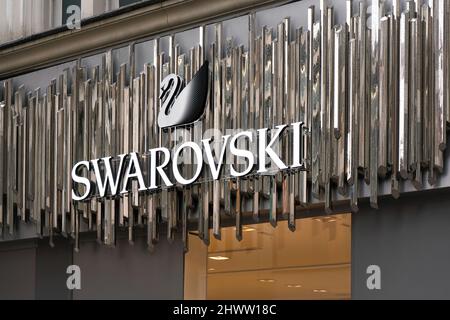 London, Großbritannien - 01. Februar 2019: Weißer Schwan und Logo auf Swarovski-Shop in der Niederlassung in der Oxford Street. Es ist österreichischer Produzent von cryst Stockfoto