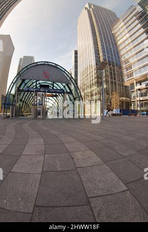 London, Großbritannien - 06. April 2007: Leere Straße in der Nähe des Eingangs zur U-Bahnstation Canary Wharf, hoher Wolkenkratzer aus Glas und Stahl - Citi Bank Gebäude - in Stockfoto