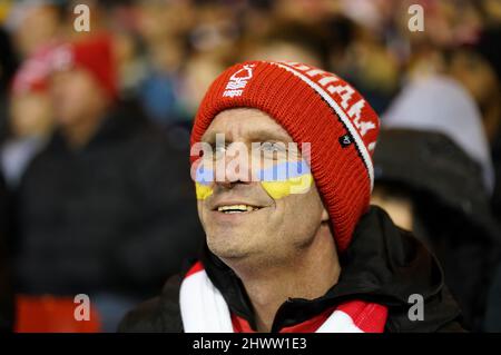 Ein Nottingham Forest-Fan mit Gesichtsfarbe zur Unterstützung der Ukraine während des fünften Wettgangs des Emirates FA Cup auf dem City Ground, Nottingham. Bilddatum: Montag, 7. März 2022. Stockfoto