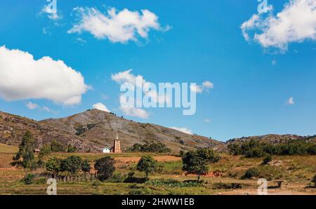 Typische Landschaft Madagaskars - grüne und gelbe Reisterrassenfelder Auf kleinen Hügeln mit Lehmhäusern in der Region bei Ambositra Stockfoto