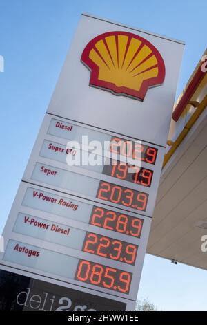 Die Benzinpreise waren in Deutschland noch nie höher als heute. Preisplatine an einer Shell-Tankstelle in Köln Stockfoto