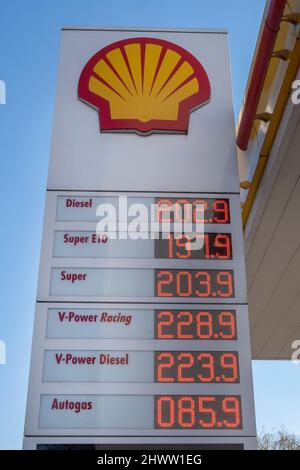 Die Benzinpreise waren in Deutschland noch nie höher als heute. Preisplatine an einer Shell-Tankstelle in Köln Stockfoto