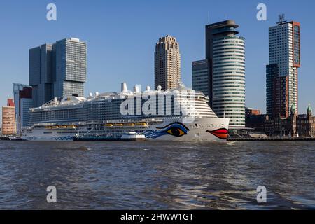 Rotterdam, Niederlande - 3-3-2022: Aida Cosma am Kreuzfahrtterminal Rotterdam an einem sonnigen Tag, mit LNG-Treibstoff Stockfoto