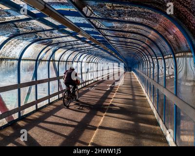 Fahrradbrücke. Cycling Infrastructure UK - überdachte Fahrrad- und Fußgängerbrücke, Cambridge UK. Die Tony Carter Bridge, eine überdachte Fahrradbrücke, wurde 1989 eröffnet Stockfoto