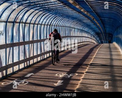 Fahrradbrücke. Cycling Infrastructure UK - überdachte Fahrrad- und Fußgängerbrücke, Cambridge UK. Die Tony Carter Bridge, eine überdachte Fahrradbrücke, wurde 1989 eröffnet Stockfoto