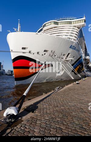 Rotterdam, Niederlande - 3-3-2022: Bug von Aida Cosma, als sie an einem sonnigen Tag am Kreuzfahrtterminal in Rotterdam war Stockfoto