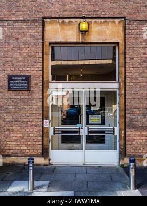 DNA-Struktur Plakette Cambridge - Gedenktafel zur Erinnerung an die Entdeckung der DNA-Struktur an der alten Cavendish Labors an der Universität Cambridge. Stockfoto