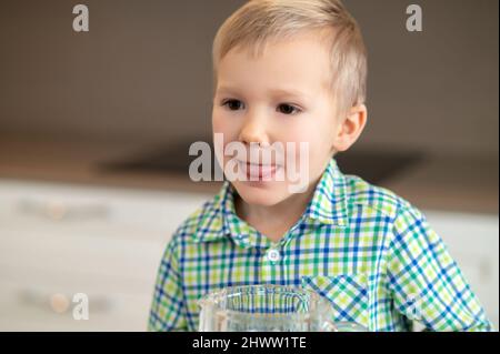 Kind mit der Zunge, die in die Ferne starrte Stockfoto