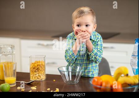 Verängstigter kleiner Junge, der seine Essensabneigung zeigt Stockfoto