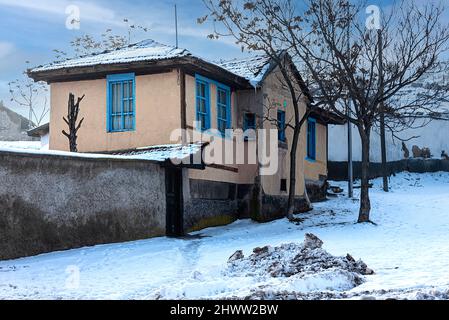 Ein altes Haus an einem verschneiten Tag in Eskisehir Stockfoto