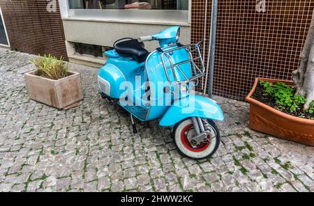 Eine blaue Vespa Super Scooter geparkt in Loule, Portugal. Stockfoto
