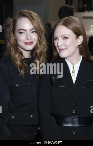 Emma Stone und Julianne Moore nahmen an der Herbst/Winter 2022/2023-Show von Louis Vuitton im Rahmen der Paris Fashion Week am 07. März 2022 in Paris, Frankreich, Teil. Foto von Aurore Marechal/ABACAPRESS.COM Stockfoto