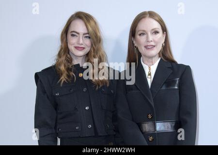 Emma Stone und Julianne Moore nahmen an der Herbst/Winter 2022/2023-Show von Louis Vuitton im Rahmen der Paris Fashion Week am 07. März 2022 in Paris, Frankreich, Teil. Foto von Aurore Marechal/ABACAPRESS.COM Stockfoto