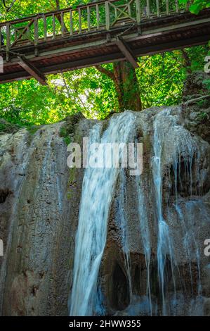 Foto zeigt felsige Schlucht, in der ein Gebirgsfluss fließt. Der Fluss fließt durch riesige Steinblöcke. Die bezaubernde Tierwelt der karibischen Insel begeistert mit Witz Stockfoto