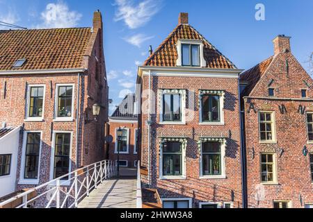 Kleine Brücke und alte Häuser im Zentrum von Appingedam, Niederlande Stockfoto