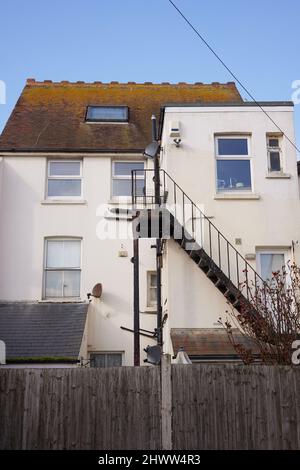 Hohe und lange Metalltreppen, die an ein Gebäude angesetzt sind. Stockfoto