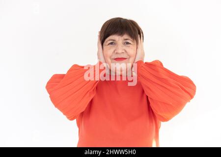 Alte Brünette Frau, die hören keine Geste von den drei weisen Affen - Studiofoto Stockfoto