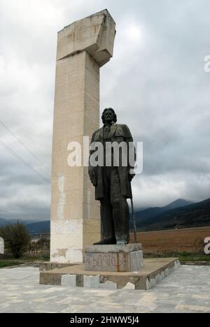 Riesige Statue an der Einfahrtsstraße zum Buzludzha-Denkmal ehemaliger Sitz der kommunistischen Partei, Bulgarien. Stockfoto