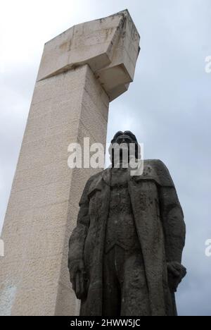 Riesige Statue an der Einfahrtsstraße zum Buzludzha-Denkmal ehemaliger Sitz der kommunistischen Partei, Bulgarien. Stockfoto