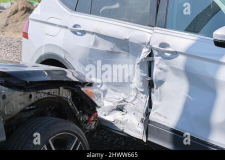 Autos stürzten bei einem Verkehrsunfall nach einem Zusammenstoß auf der Stadtstraße schwer ab. Straßenverkehrssicherheit und Versicherungskonzept. Stockfoto