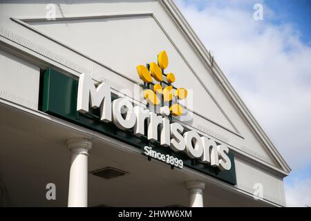 London, Großbritannien. 7. März 2022. Ein Eingang zu einer Filiale des Morrison Supermarkts. (Bild: © Dinendra Haria/SOPA Images via ZUMA Press Wire) Stockfoto