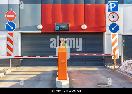 Moskau, Russland - 02. März 2022: Geschlossener Eingang zum Parkplatz Stockfoto