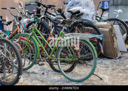 Moskau, Russland - 02. März 2022: Spontanes Parken von alten Fahrrädern auf dem Hof Stockfoto
