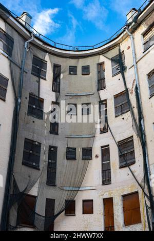 Moskau, Russland - 02. März 2022: Verlassene Innenhof des Hauses Stockfoto