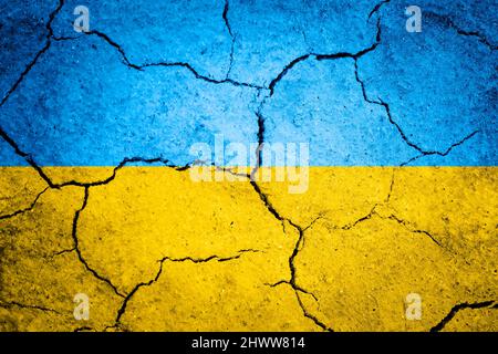 Texturierter Hintergrund von rissiger trockener Erde in Form von ukrainischen Flaggen-Farben. Stockfoto