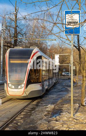 Moskau, Russland - 02. März 2022: Die Straßenbahn ist an der Haltestelle Stockfoto