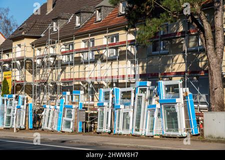 Energetische Sanierung von Wohngebäuden, älteres Wohngebäude ist gerüst, bekommt Wärmedämmung und neue Fenster, Deutschland Stockfoto