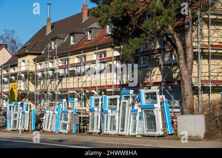 Energetische Sanierung von Wohngebäuden, älteres Wohngebäude ist gerüst, bekommt Wärmedämmung und neue Fenster, Deutschland Stockfoto