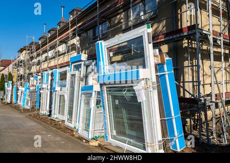 Energetische Sanierung von Wohngebäuden, älteres Wohngebäude ist gerüst, bekommt Wärmedämmung und neue Fenster, Deutschland Stockfoto