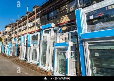 Energetische Sanierung von Wohngebäuden, älteres Wohngebäude ist gerüst, bekommt Wärmedämmung und neue Fenster, Deutschland Stockfoto