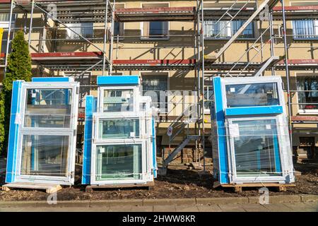 Energetische Sanierung von Wohngebäuden, älteres Wohngebäude ist gerüst, bekommt Wärmedämmung und neue Fenster, Deutschland Stockfoto