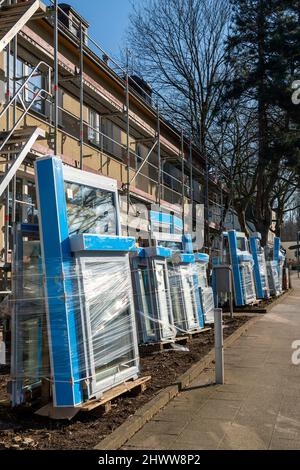 Energetische Sanierung von Wohngebäuden, älteres Wohngebäude ist gerüst, bekommt Wärmedämmung und neue Fenster, Deutschland Stockfoto