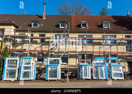 Energetische Sanierung von Wohngebäuden, älteres Wohngebäude ist gerüst, bekommt Wärmedämmung und neue Fenster, Deutschland Stockfoto