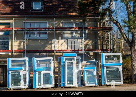 Energetische Sanierung von Wohngebäuden, älteres Wohngebäude ist gerüst, bekommt Wärmedämmung und neue Fenster, Deutschland Stockfoto