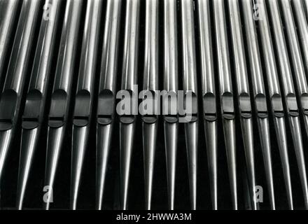 Schwarz-Weiß-Fotografie mit Details einer Pfeifenorgel in der Kirche in Paris, Frankreich Stockfoto