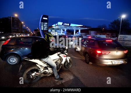 (220307) -- ZAGREB, 7. März 2022 (Xinhua) -- Fahrzeuge stehen an, um eine Tankstelle zu betreten, da die Kraftstoffpreise am nächsten Tag in Zagreb, Kroatien, am 7. März 2022 steigen werden. (Marko Lukunic/PIXSELL über Xinhua) Stockfoto