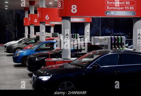 (220307) -- ZAGREB, 7. März 2022 (Xinhua) -- Fahrzeuge werden an einer Tankstelle betankt, da die Kraftstoffpreise am nächsten Tag in Zagreb, Kroatien, am 7. März 2022 steigen werden. (Marko Lukunic/PIXSELL über Xinhua) Stockfoto